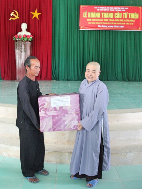 Ni trưởng Thích nữ Trí Tiên trao quà cho các cá nhân có đóng góp ngày công lao động trong việc xây cầu từ thiện.
